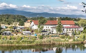 Forteca, pokoje gościnne nad stawem